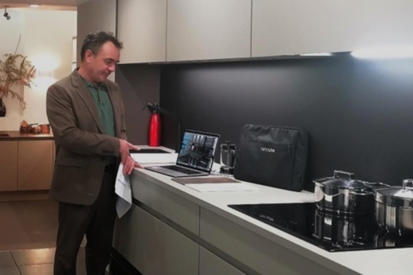 Résister librement pour mieux se distinguer